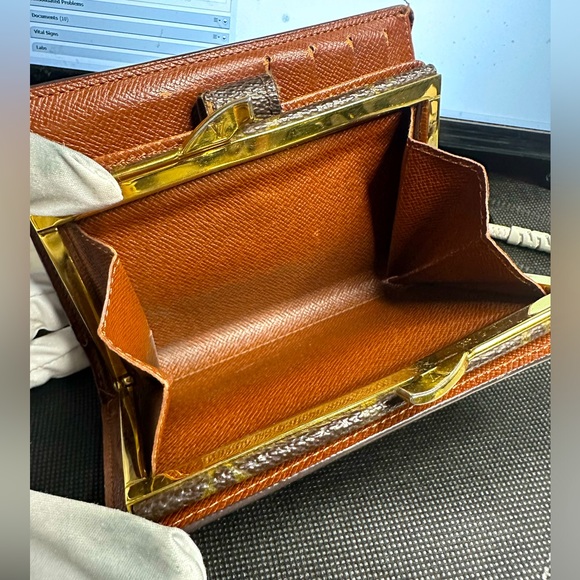 Louis Vuitton Monogram Canvas Portfolio Kiss-Lock
Snap Coin Cash Card Wallet - Picture 10 of 16